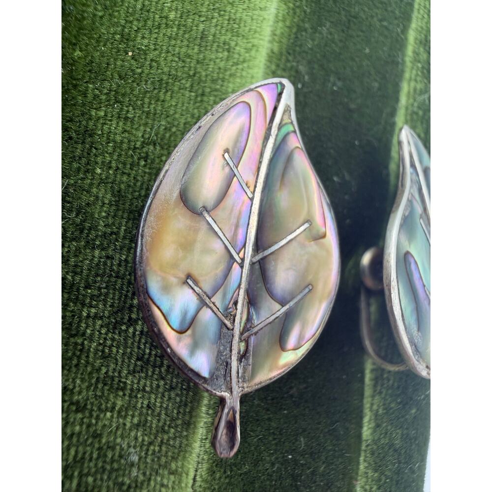 vintage Mexican sterling silver earrings feature a leaf design inlaid - Picture 2 of 5